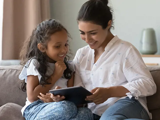 كيف تقللين وقت الشاشة وتزيدين وقت العيلة؟ ٤ حلول ممتعة وفعّالة