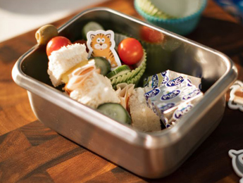 Sandwich and Veggie Skewer Lunchbox with Puck Cheese Squares 